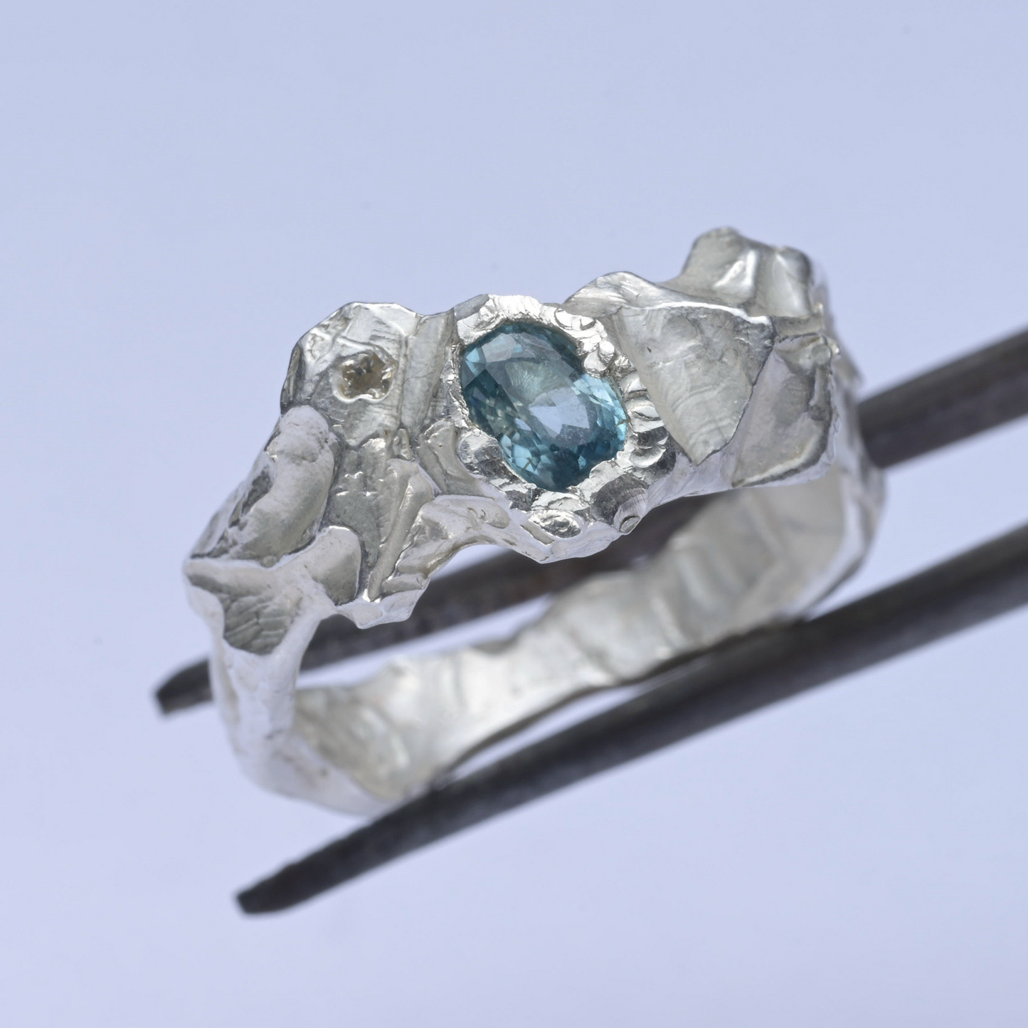 BIGGIESMALL RING. NATURAL ZIRKON