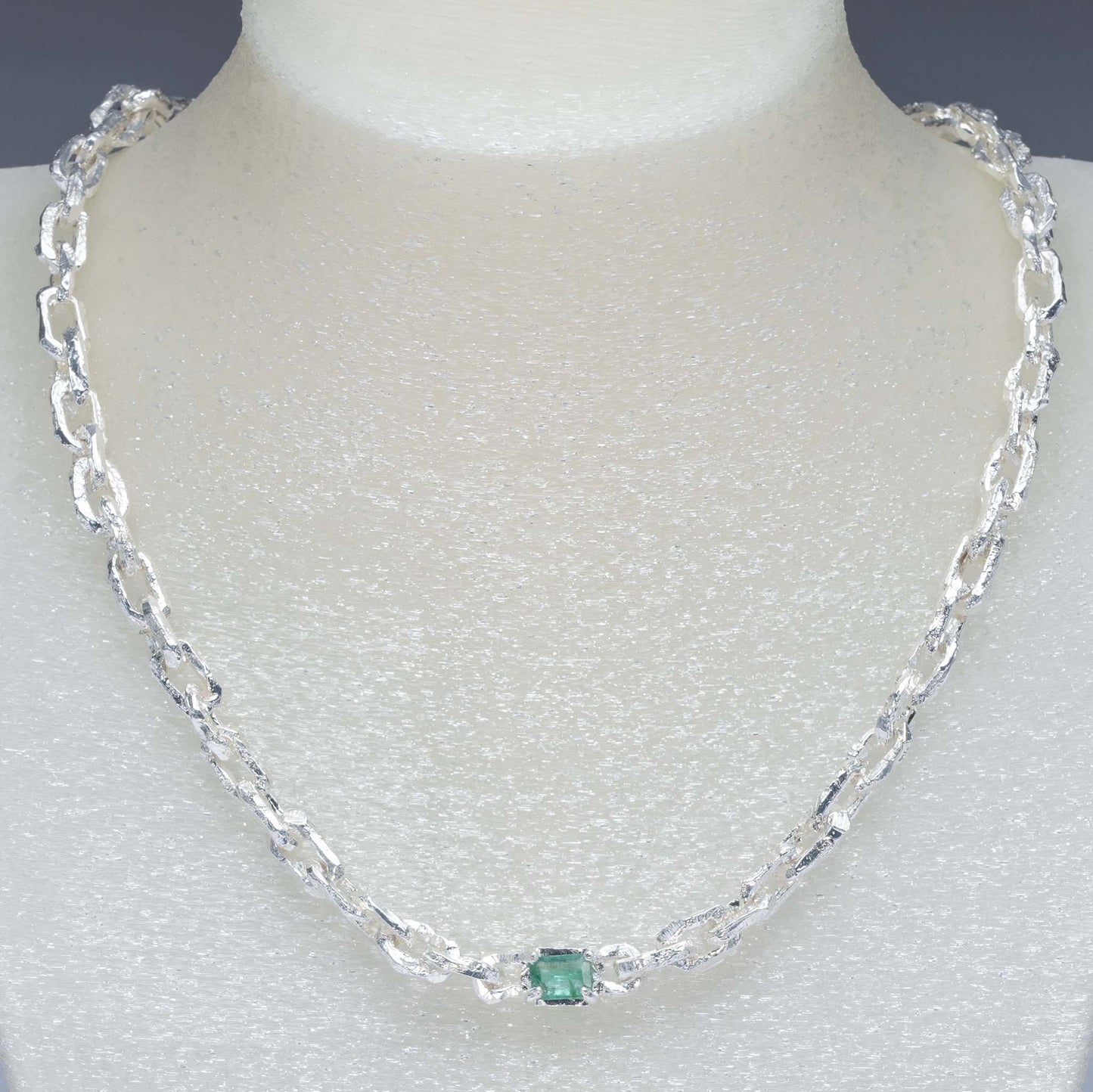 CRUSTY NECKLACE W. EMERALD